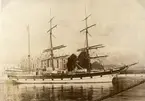 Barken Argus av Bergkvara

Foto: John A. Olsen, Brooklyn, Taget i Bristol 1895. 499 ton. Byggt i Grimstad 1894. Bergkvara 1916.