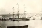 Fullriggare, norsk,  byggd  1799 i Kalmar enligt uppgift av G.Gjersoe, Oslo, 1939. 
Foto från 1800-talets senare hälft, tagen i ?.
Orginalfotot tillhörigt en person i Arendal. Kopia gm G.Gjersoe 1939.