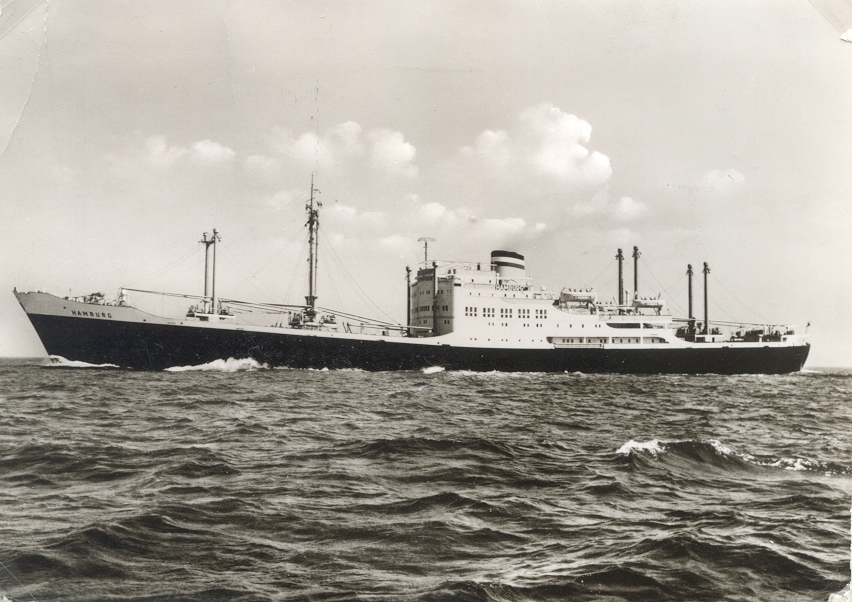 MS Hamburg. Hamburg - Amerika linjen.
Vykorts text.
"Liber Frau Falk! 
Nun fahre ich endlich doch wieder!
Diesmal allerdings gei der Hassag, aber auf dem Schwestershiff der "Schwabenstéin".
Habe von zu hause gehört, dass Sie mir aus West-Indien geschrieben haben.
Vielen Dank dafür und für heute viele herzliche Grüsse Ihr Jochen Iriebel.
Apropos! Habe in Southampton die M.S Batori" gesehen!".