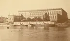 Två fartyg vid Logårdskajen vid Stockholms slott. Det vänstra är ångfartyget Fredriksborg, byggt 1869 på W Lindbergs varv i Stockholm. Hon såldes 1882 till Höganäs och fick då namnet Höganäs.
Fartyget till höger hette Norrland och byggdes 1853 i Aberdeen av svenska ägare som Daniel. Hon förliste 1866, bärgades två år senare, reparerades och fick 1870 namnet Norrland. Bilden är således tagen mellan 1870 och 1881.
Norrland namnades 1886 om till Hudiksvall II och övergick 1888 i norsk ägo under namnet Trafik.