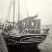 Kronan vid kaj i Västervik 1953. Enligt uppgift b. i Ekenäs. Identisk med den 1862 där fb Kronan?