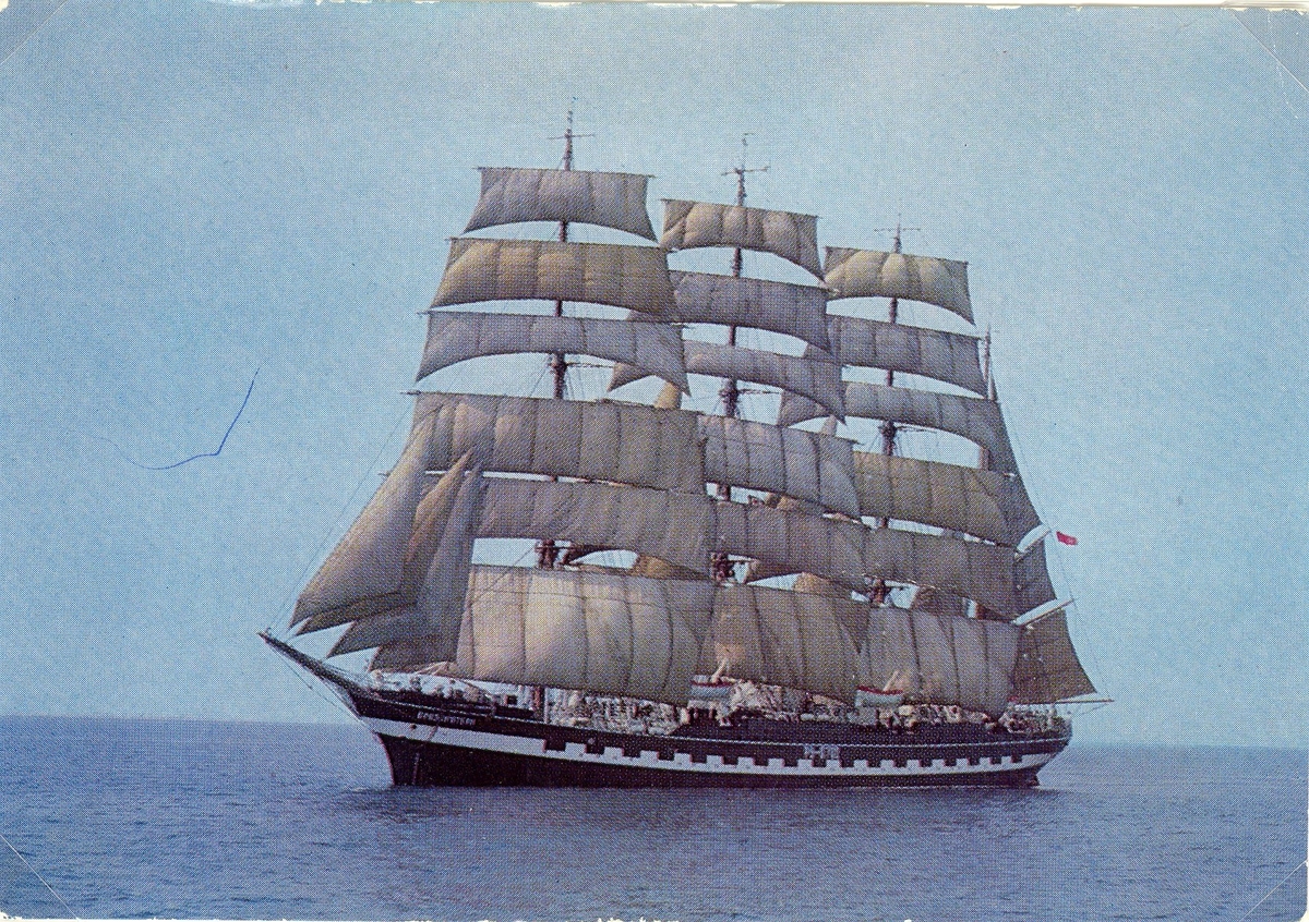Den fyrmastade barken Kruzenstern under fulla segel. Fartyget byggdes 1926 i Bremerhaven och seglade under namnet Padua fram till kriget på vetetraden Europa-Australien. hon ägdes då av Gustav Erikssons på Åland rederi och tillerkändes 1946 Sovjet som del av krigsskadeståndet. Sovjet gav fartyget namnet Kruzenstern efter världsomseglaren Adam Johan K. och använde henne som utbildningsfartyg för den sovjetiska fiskeflottan. Nu är hon rysk och seglar som skolskepp med Kaliningrad som hemmahamn. Kruzenstern är, näst efter Sedov, världens största fyrmastade bark. Två av hennes systerfartyg, Pommern och Passat, ligger som museifartyg i Mariehamn och Travemünde.