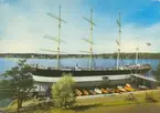 Museifartyget Pommern

1903: Gick hon av stapeln vid varvet J. Reid & Co i Glasgow och fick namnet MNEME som är en förkortninga av Mnemosne, minnets gudinna i den grekiska mytologin. Beställare var rederiet B. Wencke & Söhne i Hamburg

1906: Bytte hon ägare två gånger. Först till Reederei -A.-G von 1896 och 10 månader senare till Reederei F. Laeisz, båda från Hamburg. Som brukligt var i det senare döptes hon om till ett P-namn, POMMERN, och seglade för detta rederi till första världskrigets slut.

1923: Efter första världskrigets slut delades den tyska handelsflottan mellan segermakterna varvid Grekland erhöll POMMERN som krigsskadestånd. Den åländske redaren Gustaf Erikson fick reda på att hon låg i Delfiz i Holland till salu. Han sände en kontrollant för att se på fartyget och ägarbytet var ett faktum. POMMERN hamnade under finsk flagg.

1939: POMMERN gör sin sista resa från Hull i England till Mariehamn och hinner hem innan andra världskriget bryter ut. I Mariehamn blir hon liggande nästan hela kriget.

1944: Hon bogseras till Stockholm för att bli spannmålsmagasin

1945: Efter freden mellan Finland och Ryssland bogserades hon till Åbo där lasten lossades varefter hon bogseras hem till Mariehamn igen.

1947: Gustaf Erikson avlider. POMMERN är till salu, men är gammal och sliten och kräver dyra repartioner för att kunna segla, dessutom börjar segelfartygens era vara förbi.

1952/ 1953: Edgar Erikson och systern Eva Hohentahl beslutar att donera fartyget till Mariehamns stad.

1984: Beslöts att gamla sk Cap Hornare skulle sy ett nytt segel till fartyget för att dokumentera segelsömmarhantverket. POMMERNS SEGELSÖMMARE var ett faktum.

1999: Ett segel blev flera. Ett komplett segelställ om 28 segel överlämnades till Mariehamns stad från stolta segelsömmare.

2003 POMMERN fyllde 100 år.