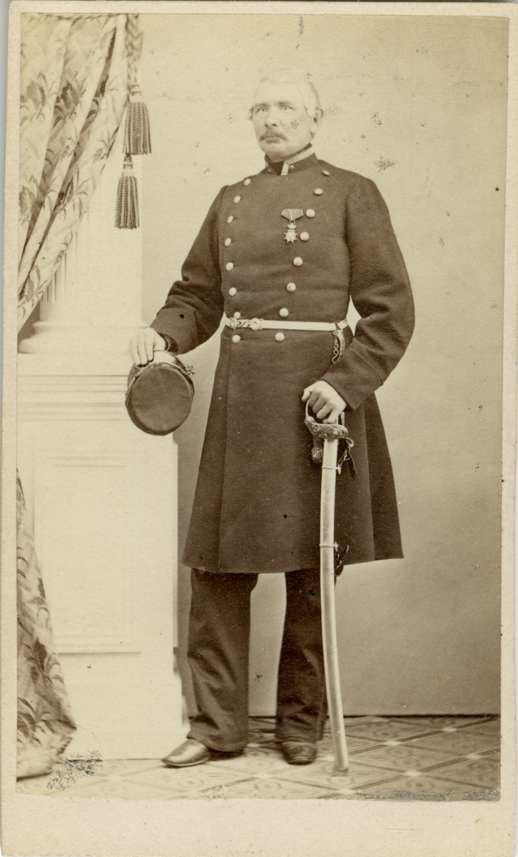 Porträtt av Nils Fredrik Kuylenstjerna, major vid Jönköpings regemente I 12.
Se även bild AMA.0007758.