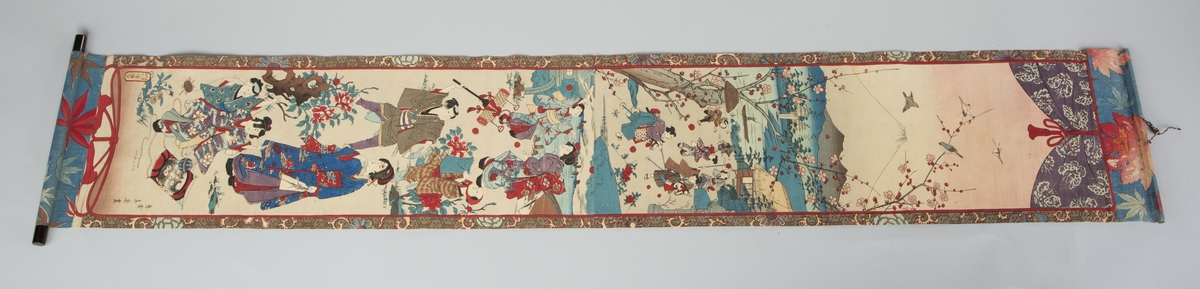 Motivet er rammet inn med et sceneteppe i øvre kant, og dekorativ ramme ved langsidene.