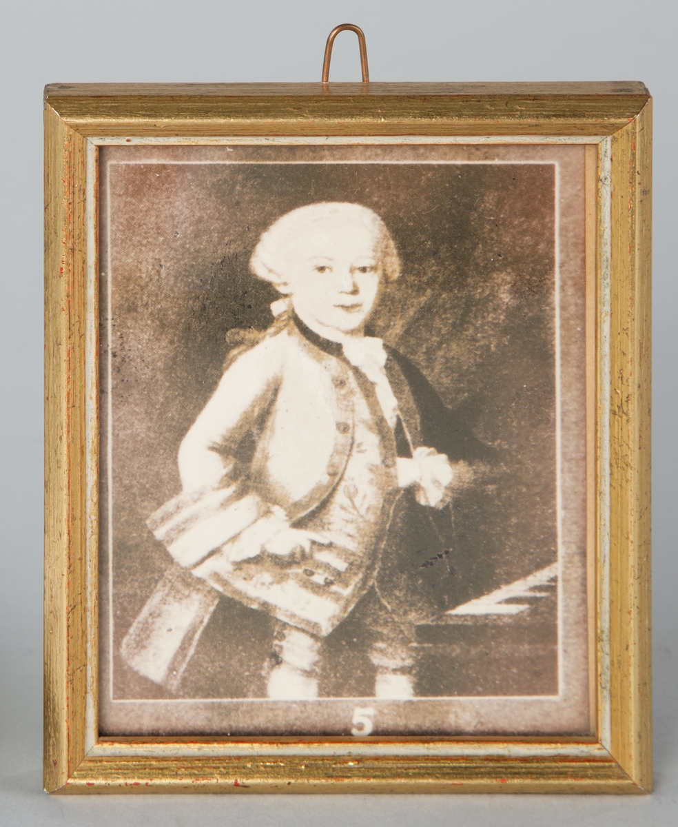 Barneportrett. Gutt ved piano.