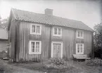 Mangårdsbyggningen, uppförd 1842, av byggmästare Jonas Cronlund. Nattstuvan [nattstugan] en trappa upp med välvt tak och öppen spis; kammare också med välvt tak, likaså förstugan där. I röstet på vinden ritat med krita: 1842.

Planritning finns.