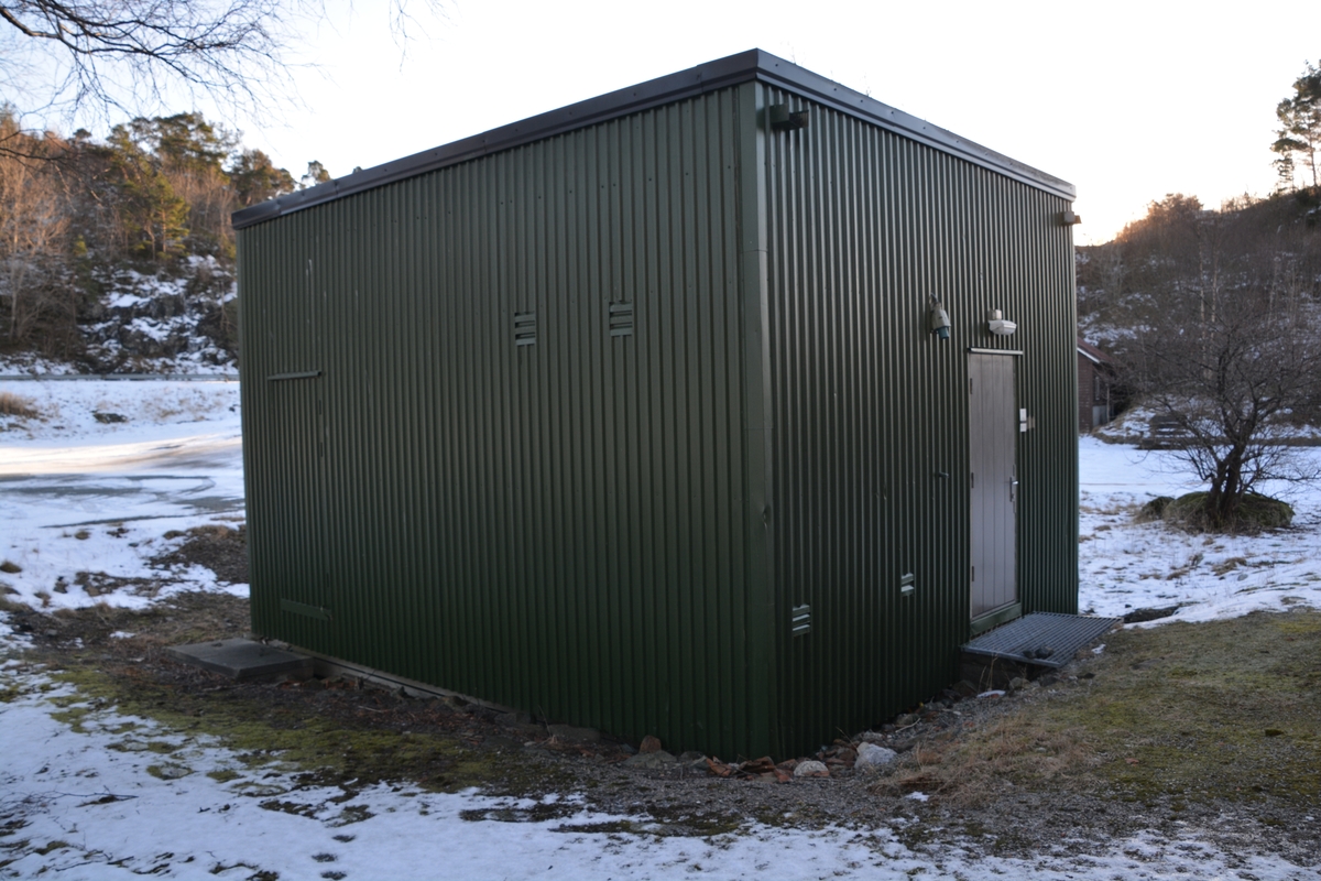 Finnås sentral i Bømlo representerer en typisk "containersentral" i stål. Den ble bygget for en ARK-521 sentral, som nå er byttet ut med en AXE-RSS for 400 nummer. Sentralens nærmeste nabo er Norges eldste telegrafhus, Kulleseid telegrafstasjon. De to bygningenen ligger bare få meter fra hverandre.
l