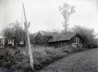 Två vippbrunnar på gården. Brygghuset köpt från Lundholm omkring 1840. Var då ett bostadshus. Gården utflyttad 1829. Byggnaderna därvid tillbyggda.