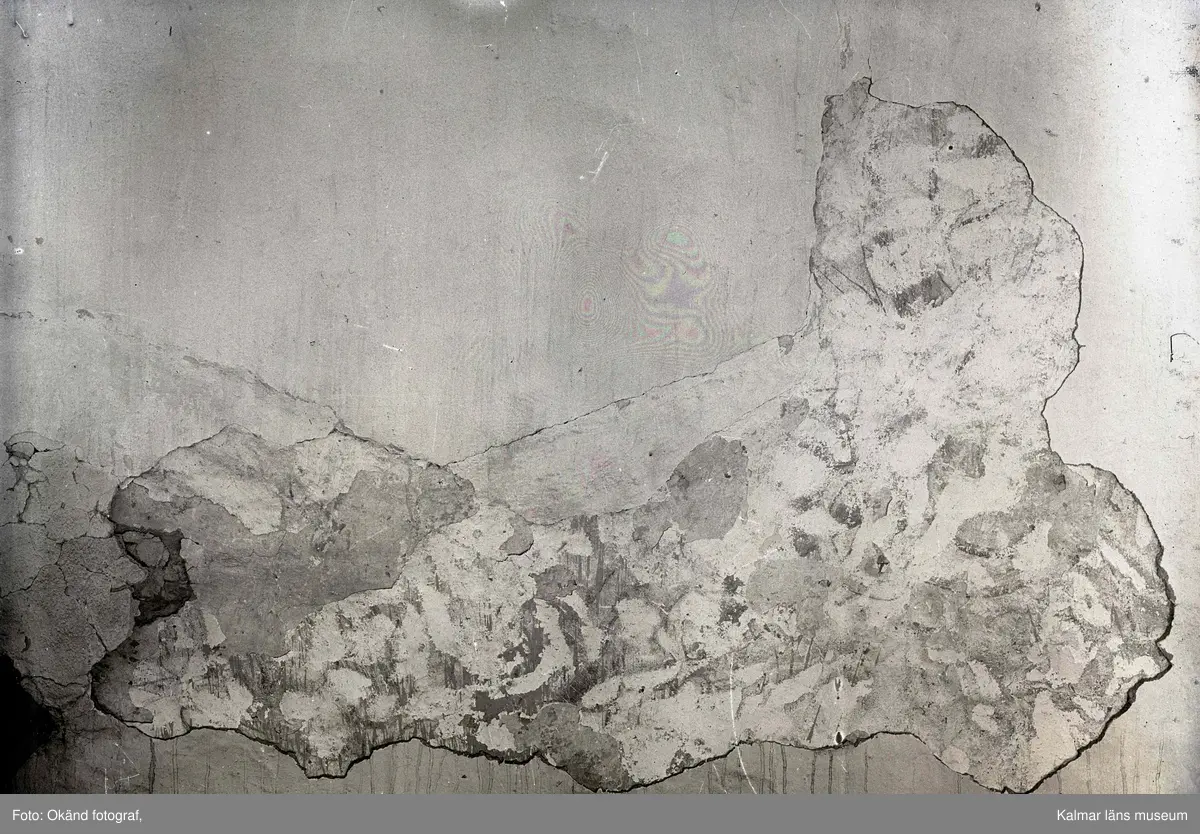 Flagnad på vägg, måln. fragment, södra väggen kring medeltidsportal ...