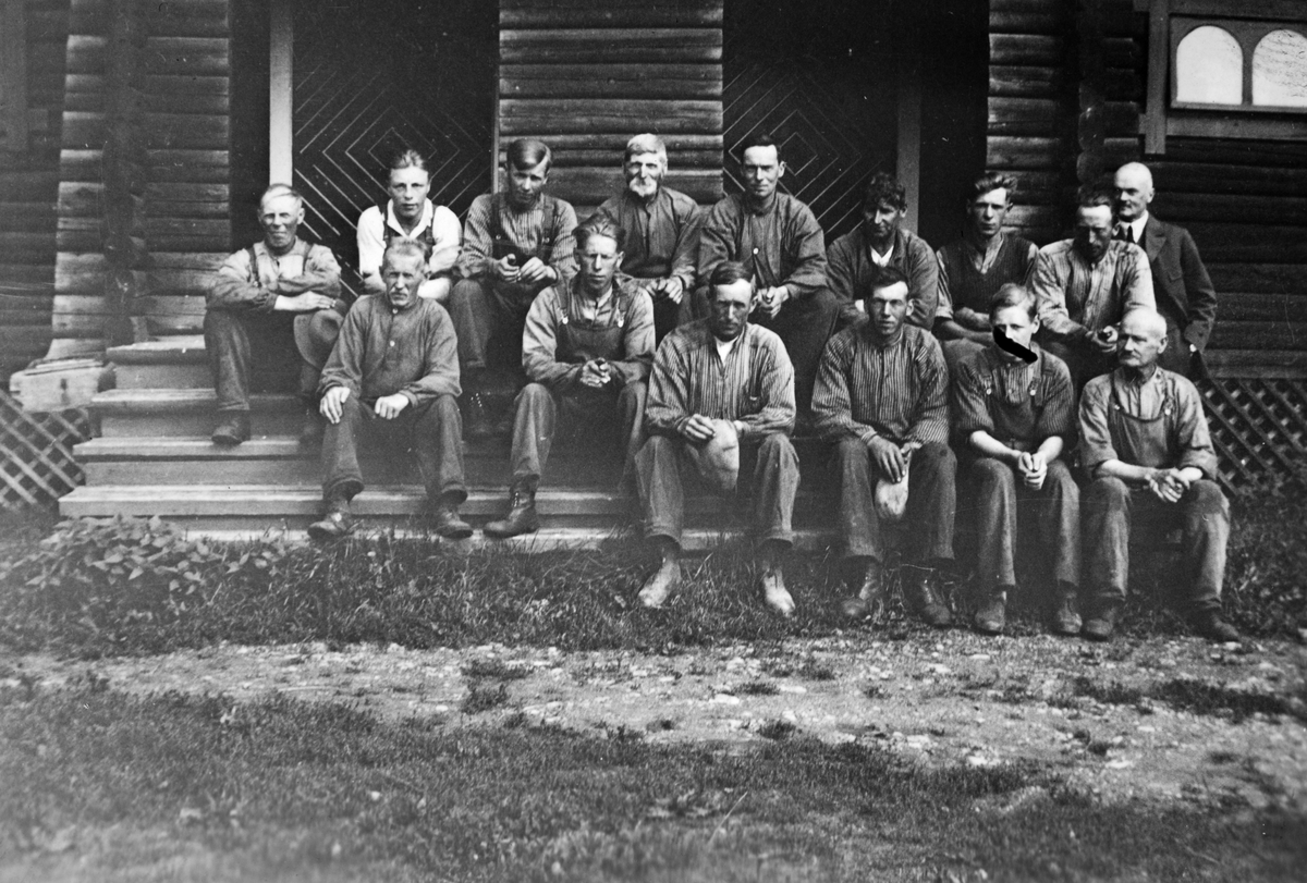 Horne gård, Ilseng, gruppe 15, gårdsarbeider 1936. Sittende bakerst t.h. Nikolai Syverinsen.
