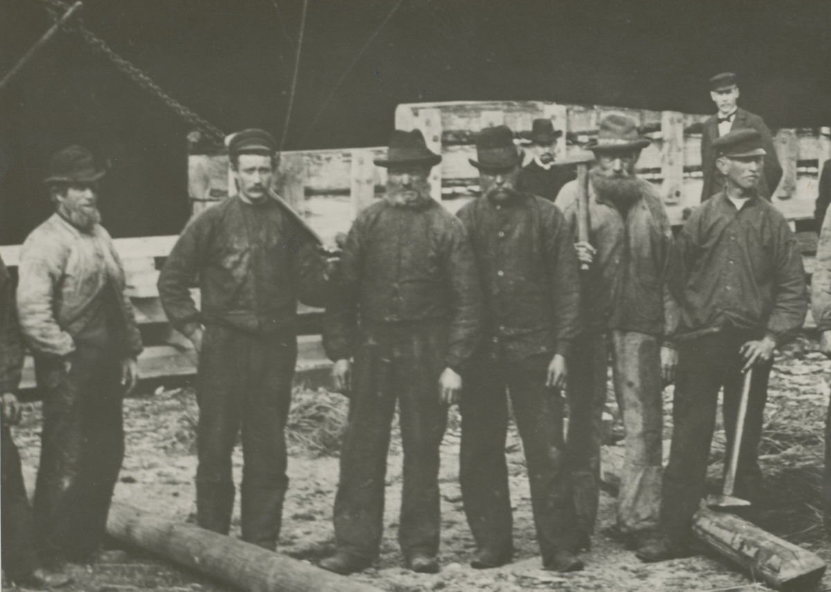 Varvsarbetare i Kalmar omkring sekelskiftet 1900.