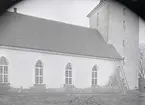 Torslunda kyrka under restaureringen 1928.

Torslunda kyrka är en kyrka som ligger på Öland och tillhör Torslunda församling. Kyrkan är byggd i sten och är kalkad på utsidan. Kyrkogården är relativt stor. Intill kyrkan ligger församlingshem och pastorsexpedition.

I sin nuvarande form består kyrkan av ett rektangulärt långhus med kor i öster och torn i väster. Ursprungliga kyrkan uppfördes på 1100-talet. Det rakt avslutade koret tillkom på 1200-talet. Bortsett från kyrktornet fick kyrkan sin nuvarande form år 1776. Kyrktornet byggdes till 1819 och ersatte en klockstapel.

(Hämtat från Wikipedia)