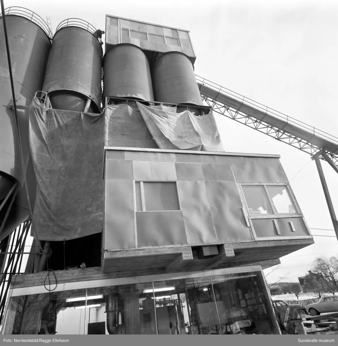 Cementsilo invid järnvägen i Granlo, Selånger.