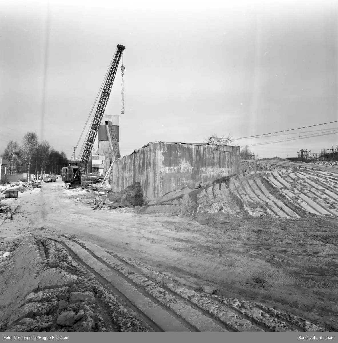 Cementsilo invid järnvägen i Granlo, Selånger.