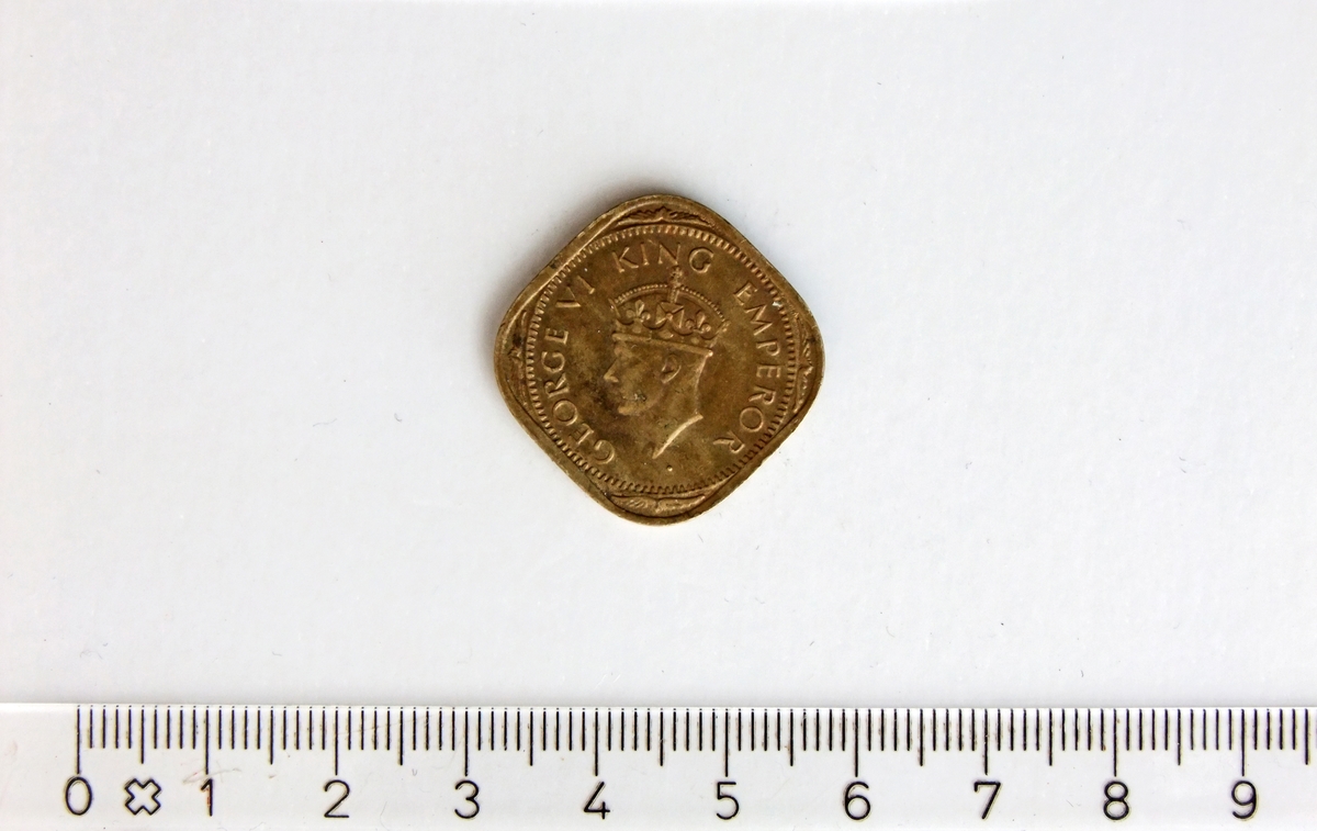 2 Annas,  INDIA,  1943,  George VI,  Nikkel-Messing.

2 Annas = 1/8 indisk rupi

Form:  Kvadratisk med runde hjørner.