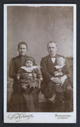 Visittkortfotografi, familie, mann, kone og to barn.