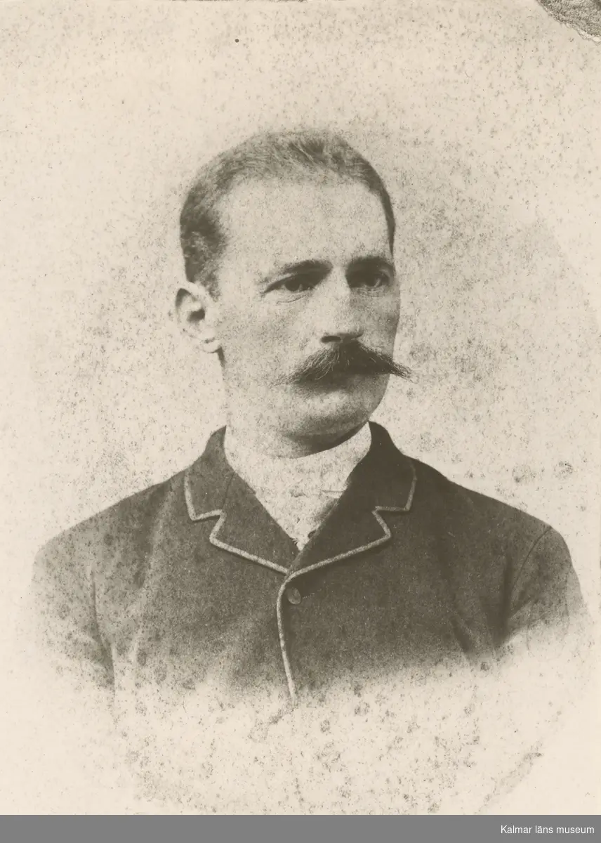 Sven Oscar Svensson i Laduryd, g m Augusta Olsen från Strömby.
Lantbrukare, skeppare, redare.
Sven Oscar Svensson född 7/10 1859, född i Laduryd. Död 16/5 1930. 
Han var gift med Augusta Olsén, i Strömby. 
Född 13/12 1879, död 6/6 1936. 


Originalet tillhör lantbrukare Per Haglund, Ragnabo, Söderåkra.