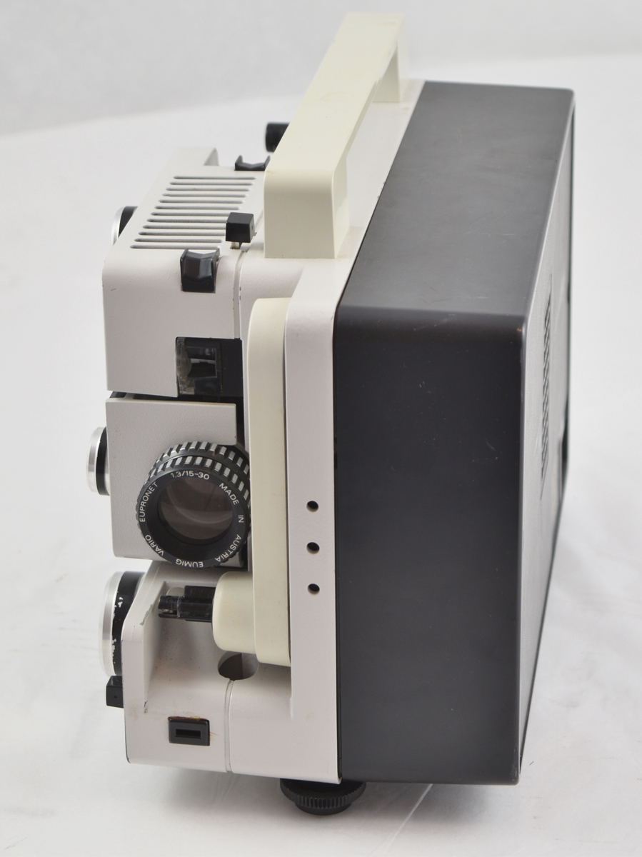 Filmfremviser til filmruller i veske med tilbehør. Filmen tres automatisk gjennom apparatet.