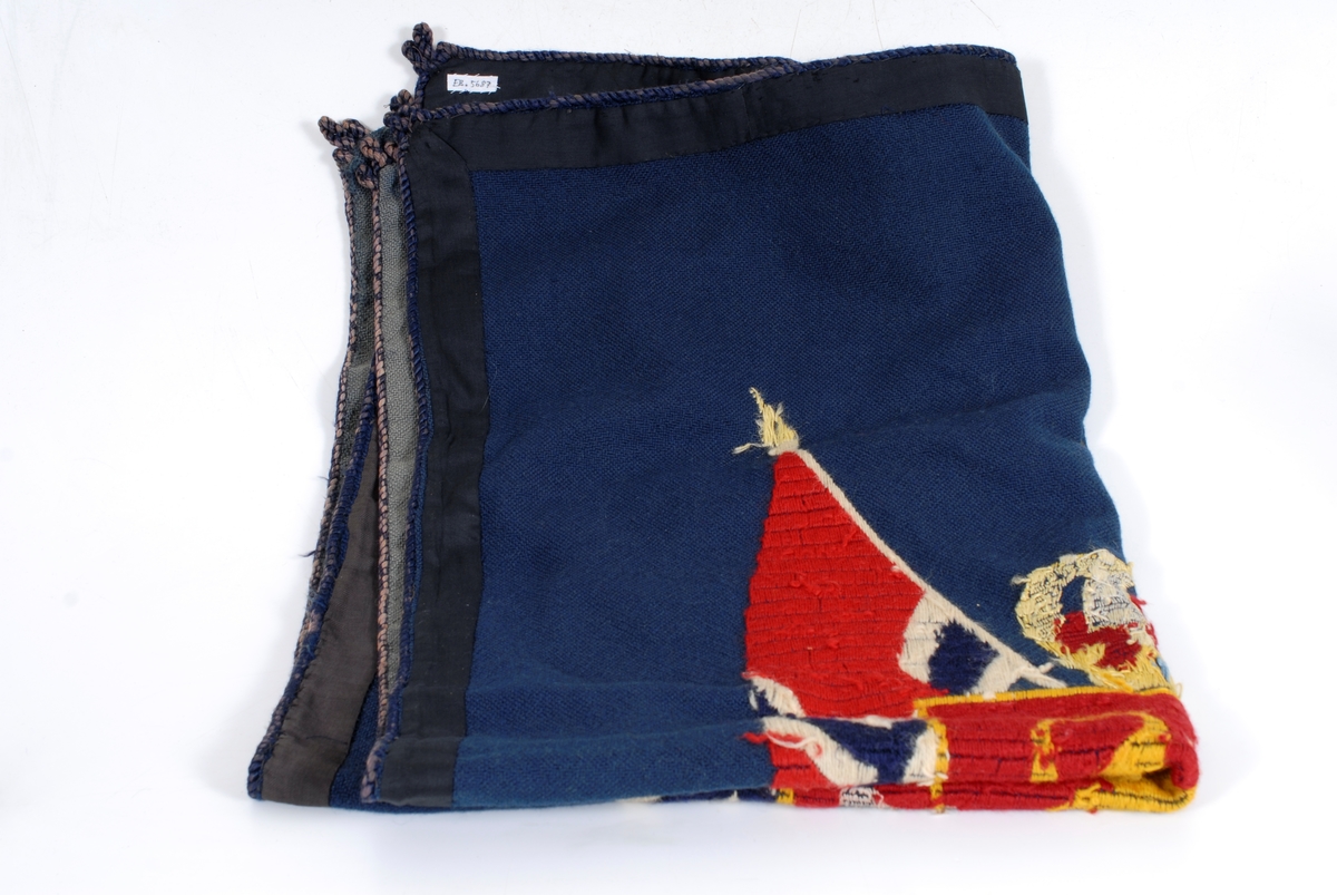 det kongelig norske riksvåpen med et flagg på hver side og eikeblader