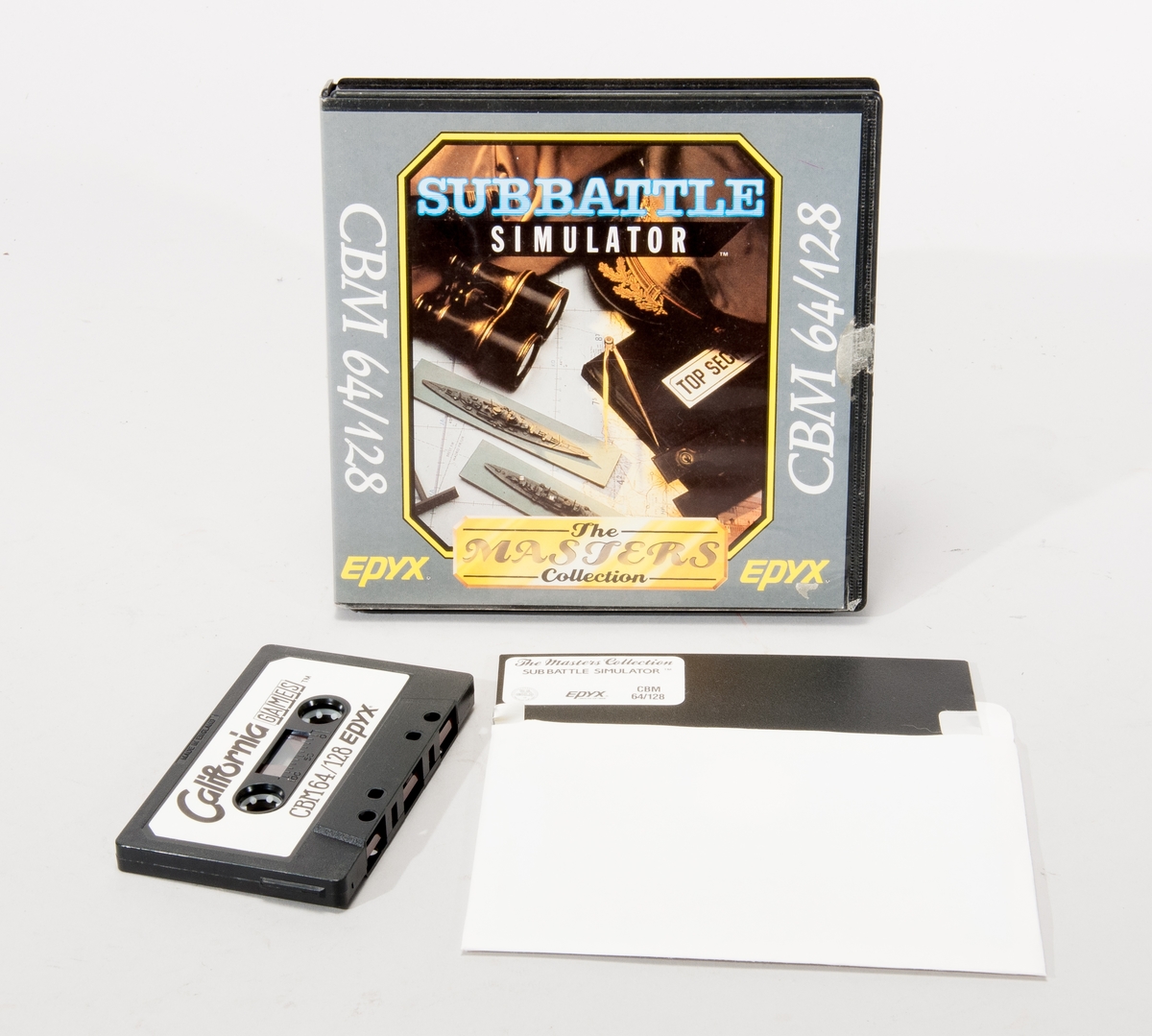 Datorspel för Commodore 64. Ubåtssimulator på en floppydisk och en kassett, i box av plast.