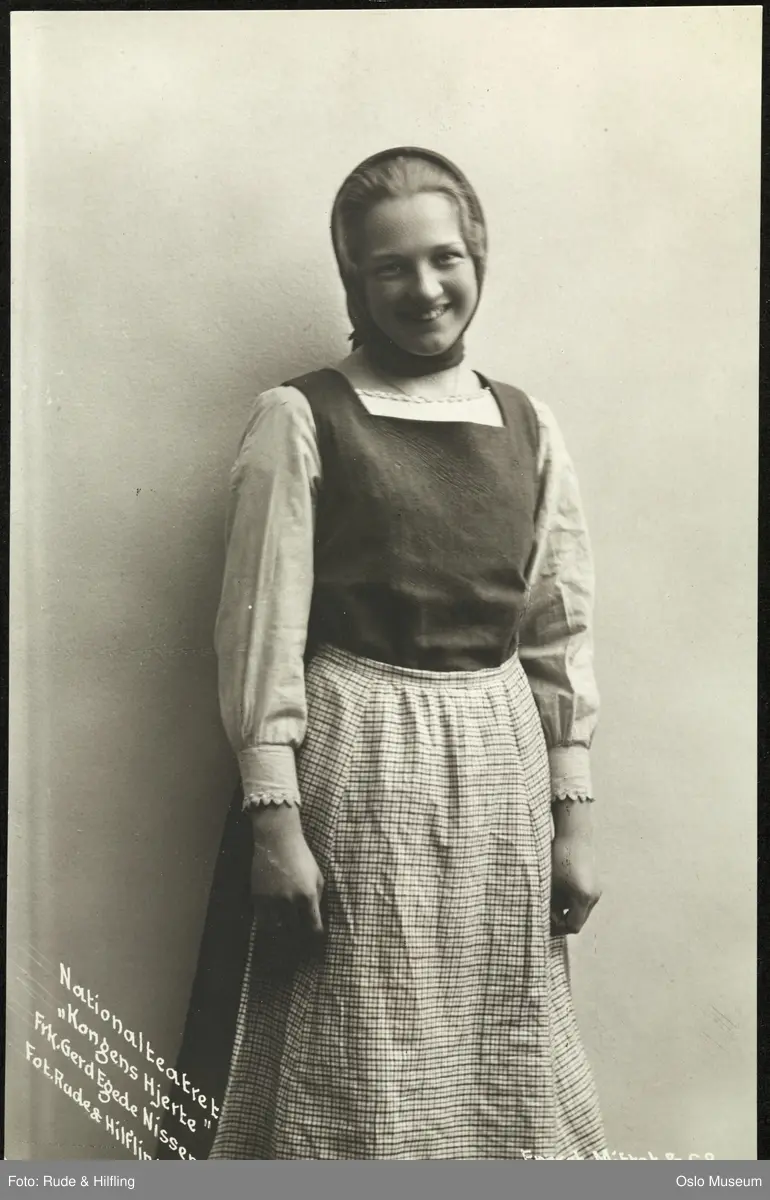 portrett, kvinne, skuespillerinne, rollebilde, Lersol i "Kongens hjerte", stående knefigur, kostyme