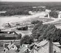 1971-07.
Ängöbron, Kalmar. I bakgrunden, på västra ängöstranden, håller Ängöleden på att byggas. När den var klar revs stenvalvbron och ersattes med en betongbro.