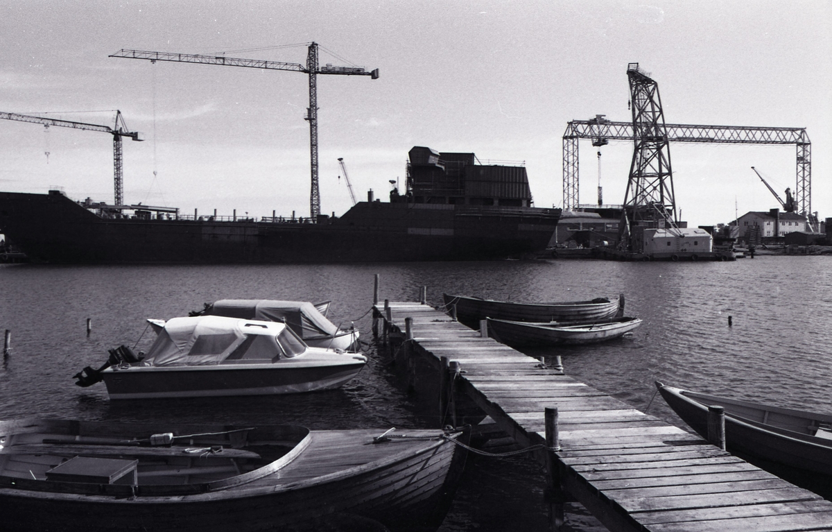 Kalmar Varv, 1980-09-02. Det är troligen M/T Tärnvind på 6150 DWT som färdigställs vid kajen. Det är det sista kompletta fartygsbygget vid Kalmar varv. Den 23 oktober 1980 sattes Kalmar varv i konkurs.