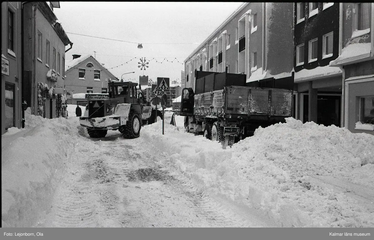 Snöröjning efter oväder i Oskarshamn.

Strax efter nyår 1985 drabbades Oskarshamn av ett oväder . Från den 3 januari 1985 till den 5 januari ökade snödjupet i Oskarshamn från 18 till 110 centimeter.

(Uppgifterna är hämtade från www.smhi.se)
