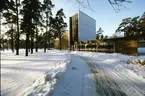 Heliga Korsets kyrka i Kalmar.

Kyrkan invigdes Pingstdagen 1963 av biskop David Lindqvist. Den är byggd i modernistisk arkitektur efter ritningar av arkitekt Rudolf Holmgren. Den byggdes ursprungligen som kapell med krematorium, men 1989 blev den församlingskyrka i den nybilade Heliga Korsets församling. Kyrkorummet med sina väggytor av öländsk kalksten präglas av rymd. Koret är beläget i öster och lyses upp av höga fönster i söder.

(Uppgifterna är hämtade från Wikipedia)