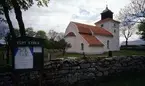 Egby kyrka.

Det är troligt att den allra första kyrkan i Egby var en liten enkel byggnad i form av stavkyrka. Under mitten av 1100-talet uppfördes den nuvarande kyrkan i kalksten bestående av långhus, kor och absid. Koret skildes från långhuset med en smal triumfbåge.I absiden var det ännu bevarade altaret placerat. Med anledning av det oroliga politiska läget i Östersjöområdet förhöjdes under 1200-talet långhusets murar varvid kyrkan erhöll en övervåning med små skottgluggar och fick karaktär av sockenfästning eller försvarskyrka. Övervåningen bars upp av valv vilande på en kraftig mittpelare. Koret erhöll ett lågt kryssvalv. Kyrkan försågs under 1300-talet med en sakristia på norrsidan i anslutning till koret och ett vapenhus på sydsidan. Torn saknades. Istället hade en mindre klockstapel byggts på mitten av långhusets tak. Under 1700-talet genomgick kyrkan som tydligen under 1600-talet fått förfalla ett flertal underhållsarbeten och reparationer. Exempelvis reparerades yttermurarna ,yttertakets spånbeklädnad ersattes med tegel , fönster förstorades och nya bröts upp. Exteriören rappades och vitkalkades. En riktigt stor ombyggnad ägde rum 1818-1835 varvid ett torn uppfördes i väster med lanternin för kyrkklockan . Interiört förändrades 1200-talets kyrkorum radikalt genom att valven raserades. Koret förenades med långhuset varvid triumfbågen utplånades .Huvudingången förlades till det nybyggda tornet .Kyrkorummet försågs med ett trätunnvalv. Endast den lilla absidens valv bevarades. 1959 ägde en omfattande yttre och inre restaurering rum då långhusets sydportal igenmurades och ersattes av ett fönster. Absiden frilades genom att altaruppsatsen flyttades till södra väggen. Bänkinredningen byttes ut mot en helt ny.

(Uppgifterna är hämtade från Wikipedia)