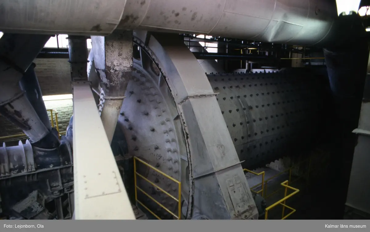 Cementfabriken i Degerhamn.

Ölands cement AB som startade 1886, var en av de första cementfabrikerna i Sverige. Som första åtgärd köptes Lovers bruk och Ölands alunbruk. Produktionen i de gamla bruken fortsatte som tidigare medan den nya fabriken byggdes upp. Det fanns inte maskiner framtagna för att tillverka cement, utan man fick utveckla nya metoder. Det tog ett par år innan tillverkningen kom igång. De första tillverkningsåren var kantade av svårigheter och vissa år kunde ingen cement säljas.

Idag drivs cementtillverkningen av Cementa Heidelberg cement gruop. Man tillverkar i första hand den slitstarka anläggningscementen till stora byggnader, broar, tunnlar mm.

(Uppgifterna är hämtade från http://bergstigendegerhamn.se/?page_id=33)