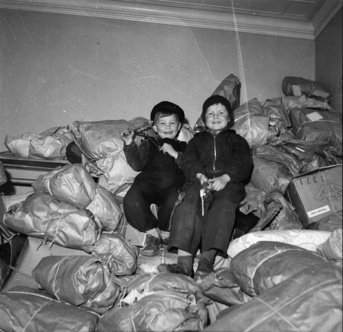 Vardens arkiv. "Pakkeinnsamling til Kirkens Nødhjelp"  29.04.1954