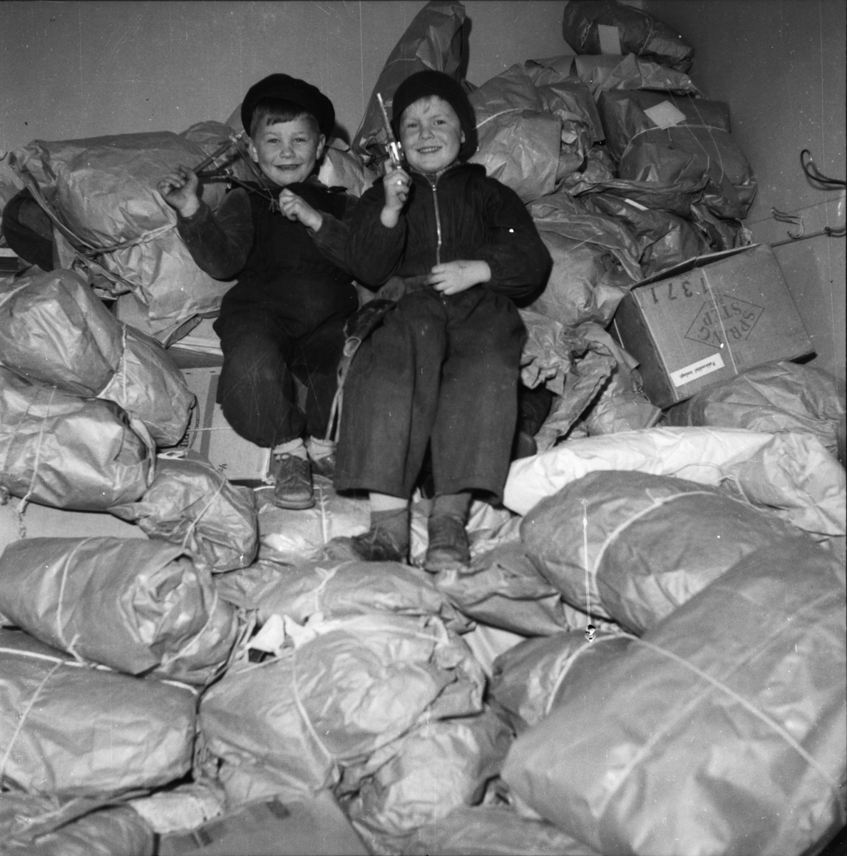 Vardens arkiv. "Pakkeinnsamling til Kirkens Nødhjelp"  29.04.1954