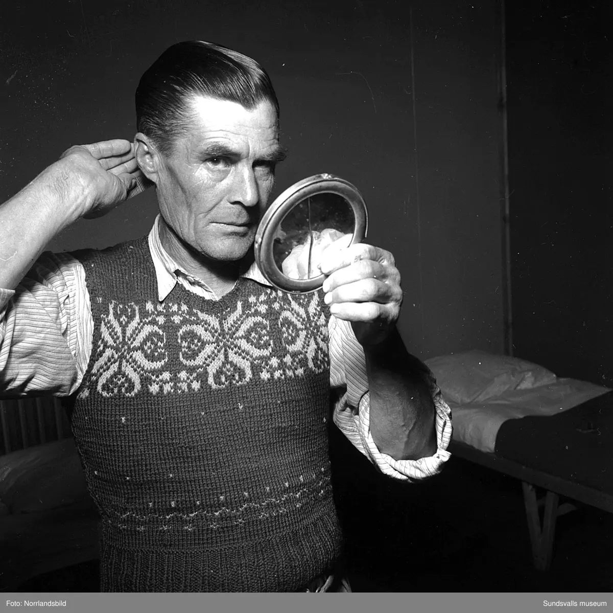 Sommaren 1951 anlände tolv finländska arbetare med båten Ragne till Sundsvall för att jobba vid Ortvikens sulfitfabrik. En välkommen förstärkning i tider då det var ont om arbetskraft. Som tillfällig förläggning användes Skönsbergs Folkets hus där den så kallade B-salen förvandlats till logement med tältsängar och i D-salen en trappa ned serverades maten. På den första bilden är det plåtslagaren Urhi Karlsson från Gamla Karleby som serveras spenatsoppa av Helga Rödén. På bild tre är det Eino Havu från Björneborg, till höger, som byter om efter sin första arbetsdag vid Ortviken.