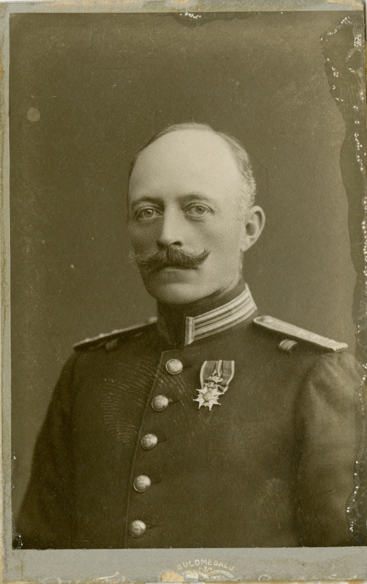 Porträtt av Johan Peter Fredrik Lundblad, överstelöjtnant vid Hälsinge regemente I 14.
Se även AMA.0009829.