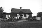 Ragnar Höglunds villa, gruppbild utanför villan 1906                 (brevkort).