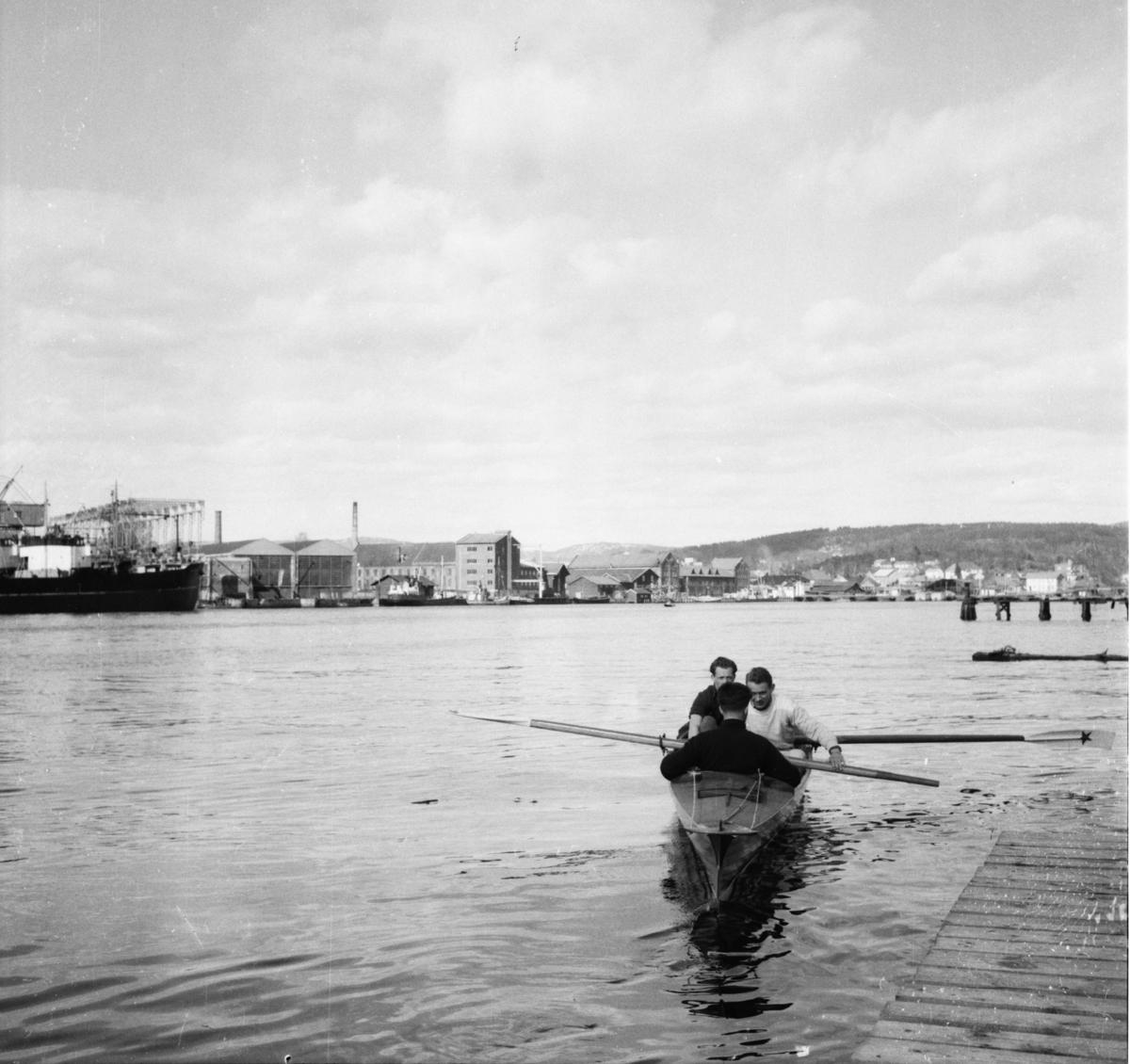 Vardens arkiv. "Roklubben i Porsgrunn" 24.04.1954
