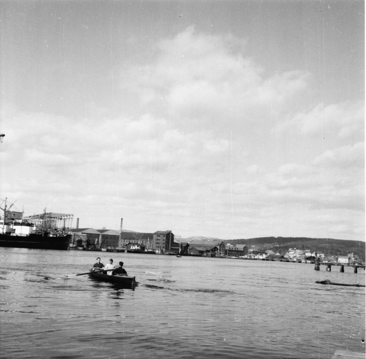 Vardens arkiv. "Roklubben i Porsgrunn" 24.04.1954