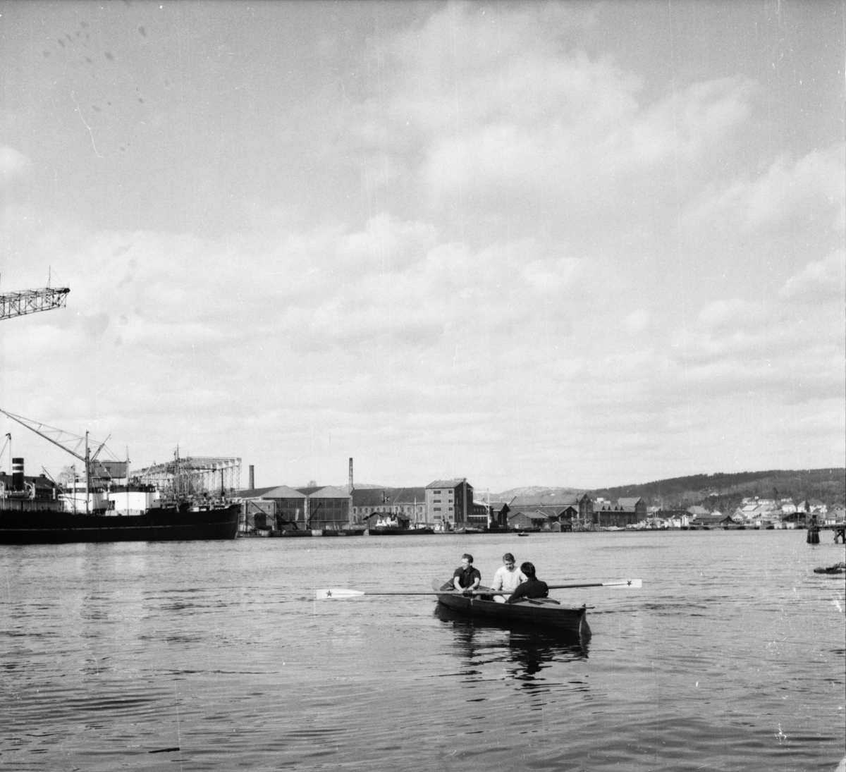 Vardens arkiv. "Roklubben i Porsgrunn" 24.04.1954