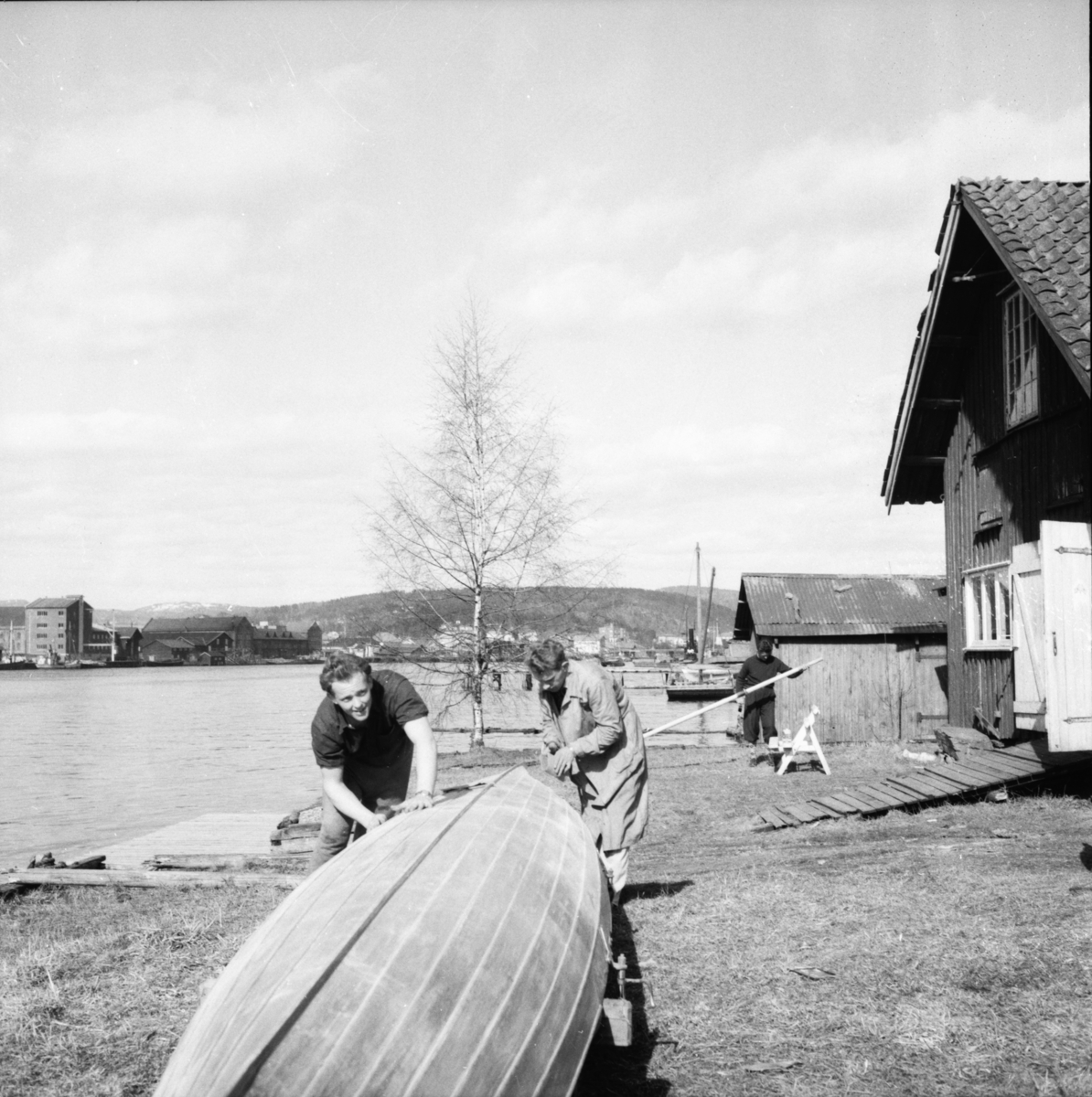 Vardens arkiv. "Roklubben i Porsgrunn" 24.04.1954