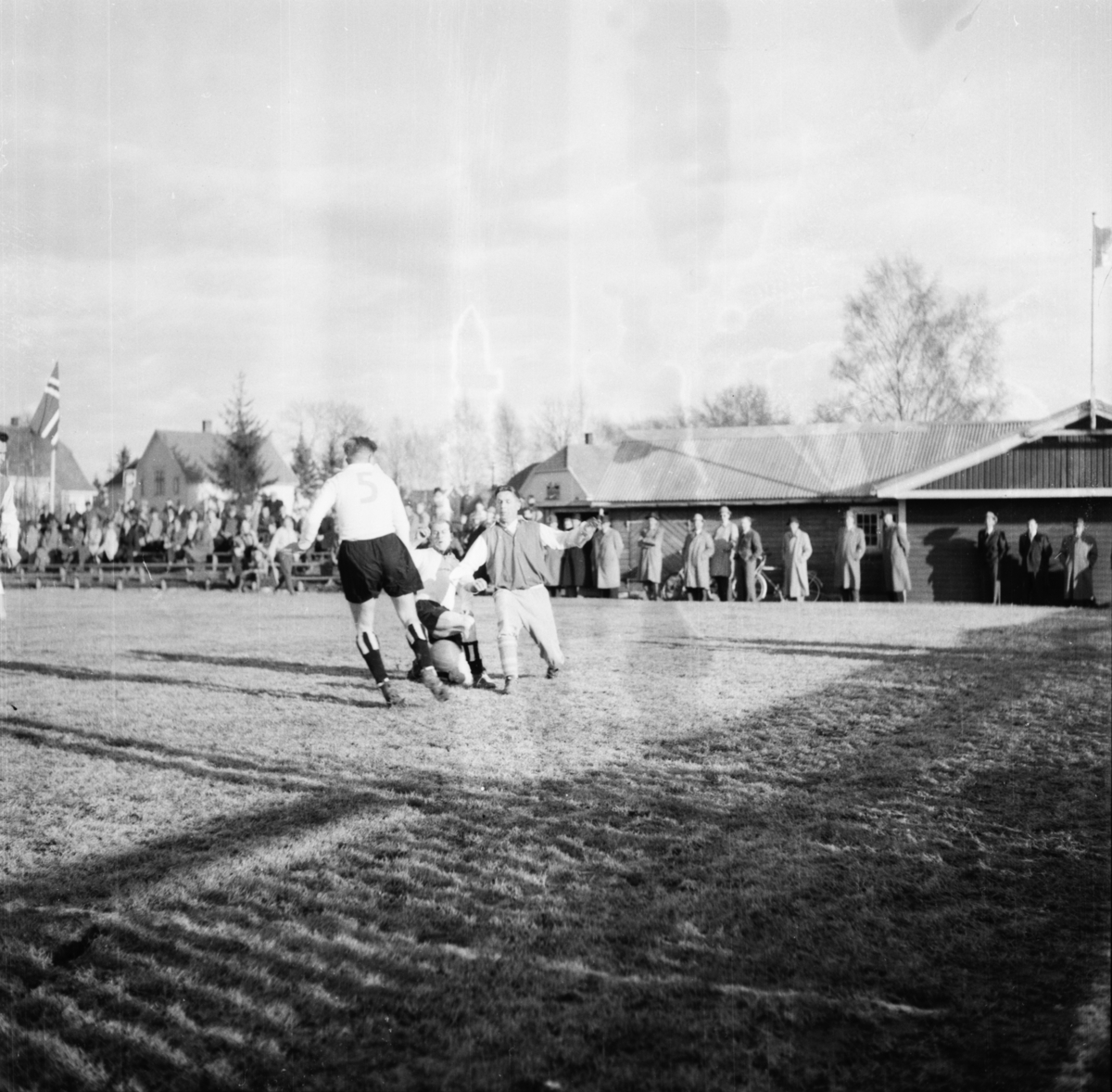 Vardens arkiv. "Fotballkamp. Odd - Storm 1-0, Kleiva" 24.04.1954