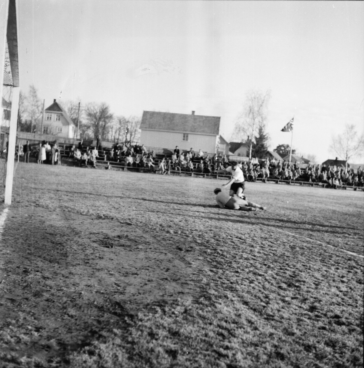 Vardens arkiv. "Fotballkamp. Odd - Storm 1-0, Kleiva" 24.04.1954