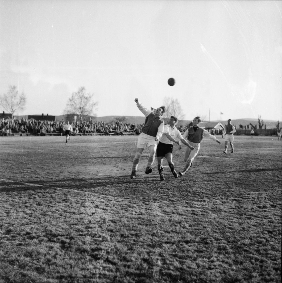 Vardens arkiv. "Fotballkamp. Odd - Storm 1-0, Kleiva" 24.04.1954