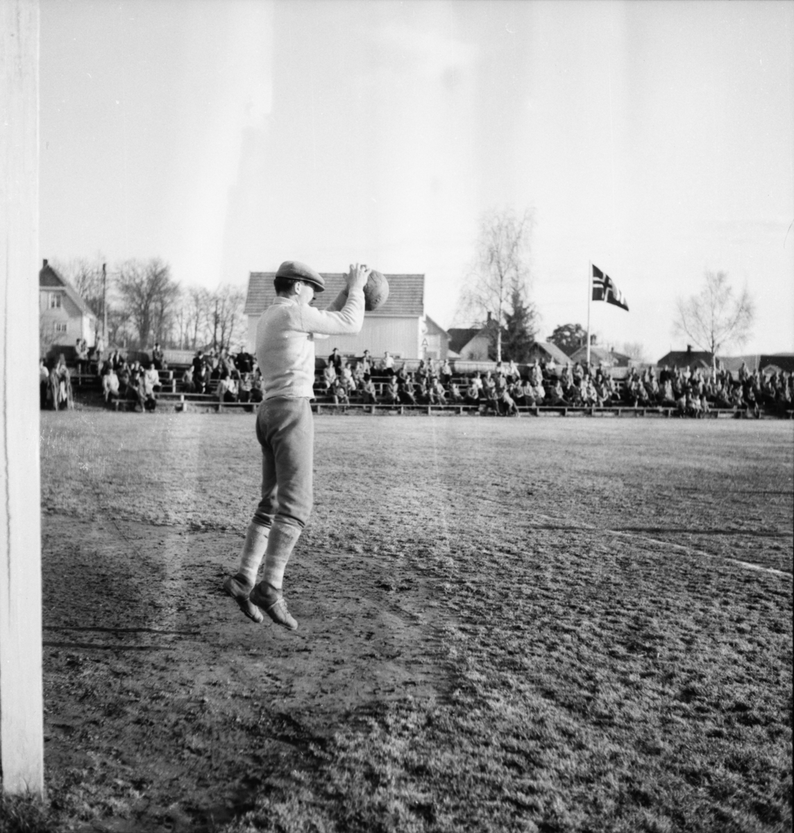 Vardens arkiv. "Fotballkamp. Odd - Storm 1-0, Kleiva" 24.04.1954