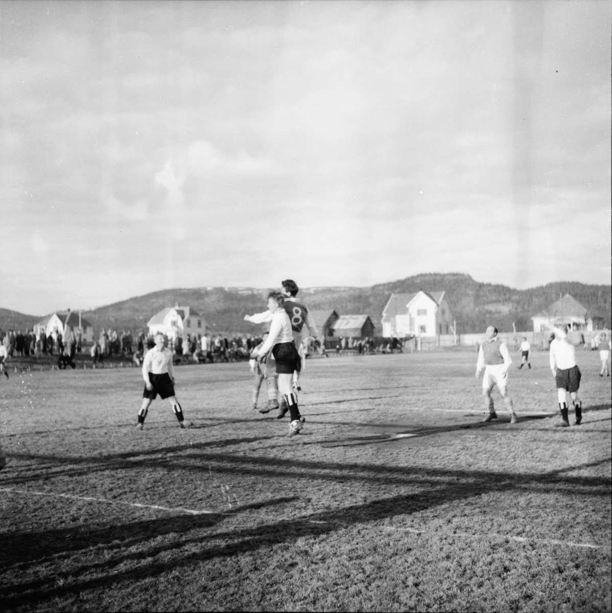 Vardens arkiv. "Fotballkamp. Odd - Storm 1-0, Kleiva" 24.04.1954