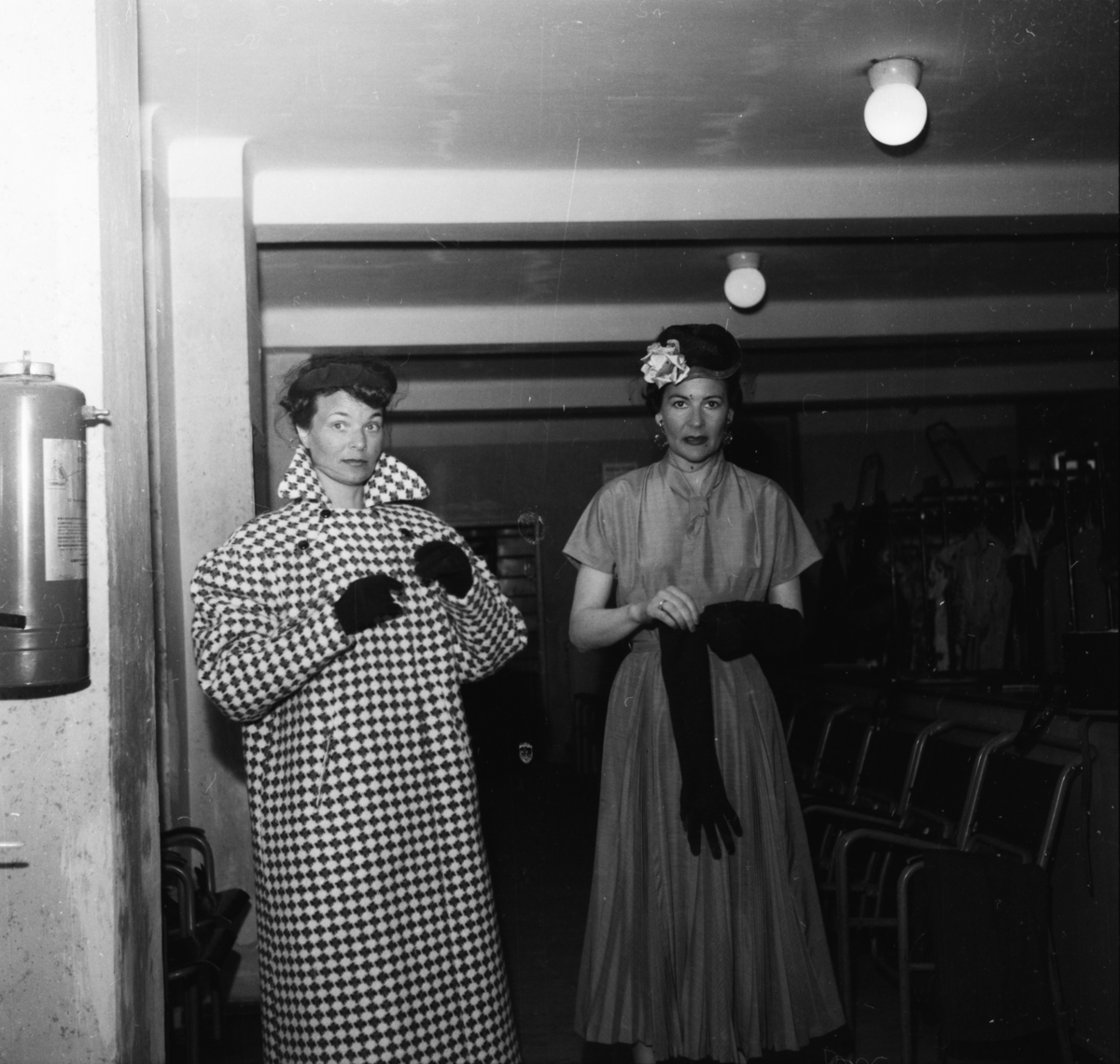 Vardens arkiv. "Mannequin-oppvisning i Festiviteten" 23.04.1954