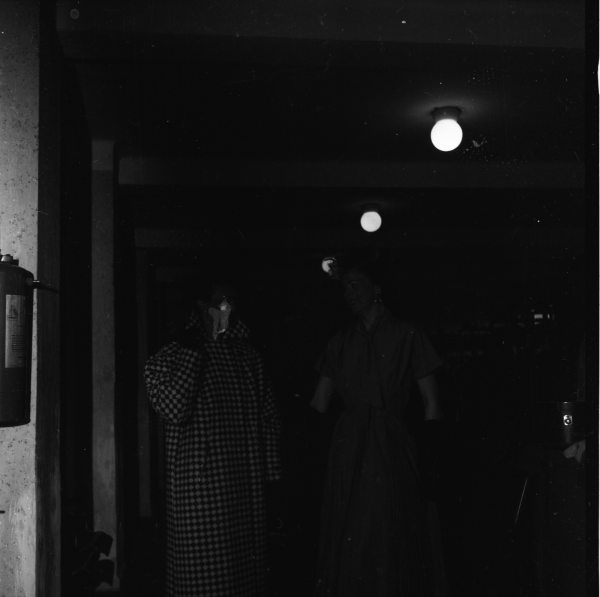 Vardens arkiv. "Mannequin-oppvisning i Festiviteten" 23.04.1954