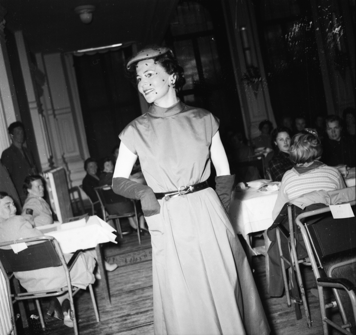 Vardens arkiv. "Mannequin-oppvisning i Festiviteten" 23.04.1954