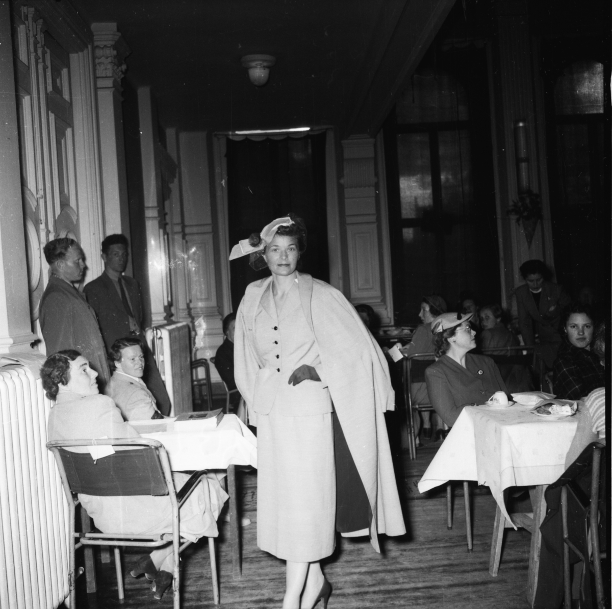 Vardens arkiv. "Mannequin-oppvisning i Festiviteten" 23.04.1954